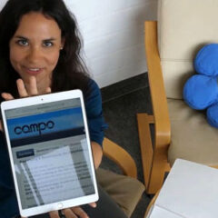 Women shows Tablet PC with course information Plattform "campo".